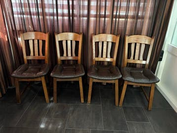 4 stoelen gratis op te halen