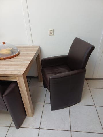 Eettafel met 4 stoelen