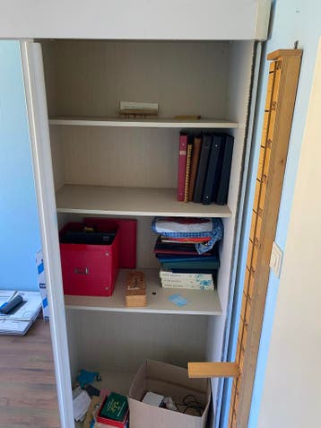 Witte kledingkast met schuifdeuren