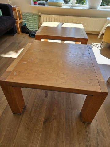 1 vierkante robuuste salontafel