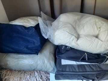 Gratis: 4 gebruikte 1-persoons dekbedden