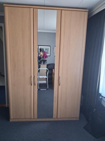 Kledingkast met spiegel en planken - Gebruikt.