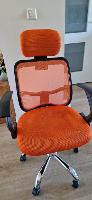 Oranje bureaustoel in goede staat, zit prima