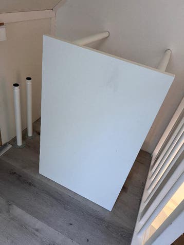 Gratis bureau met verstelbare poten