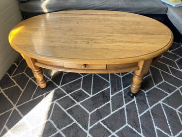 Gratis af te halen: ouderwetse houten tafel