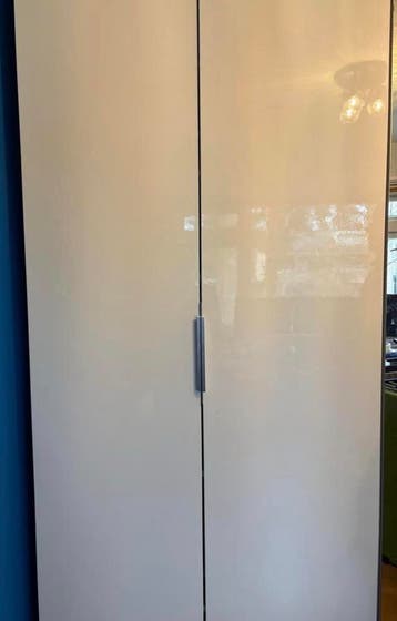 Witte kledingkast met veel opbergruimte