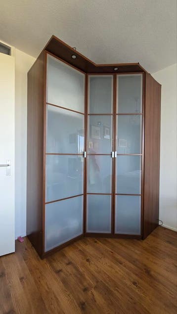 Gratis kledingkast, zelf uit elkaar halen en meenemen graag