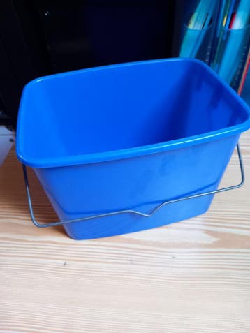 Gratis Blauwe kunststof emmer met metalen handgreep