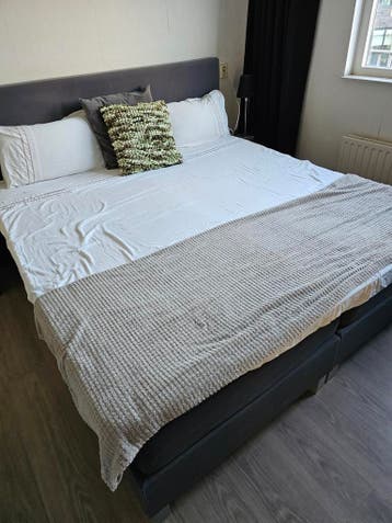 Gratis! 2-persoons boxspring met topper, 180x200cm