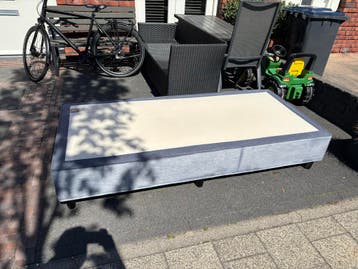 Boxspring 90x200 zonder hoofdbord en matras - Gratis af te h