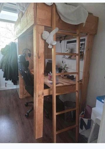 Stevige houten hoogslaper met geïntegreerd bureau en kast