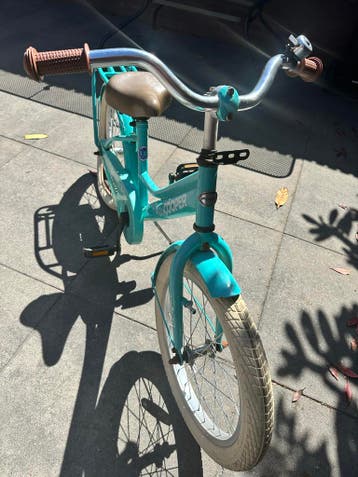 GRATIS 18 inch kinderfiets (achterband gescheurd)