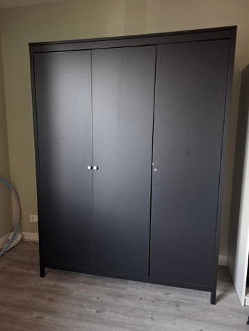 Zwarte kledingkast