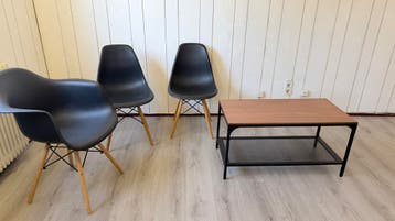 Stoelen en salontafel