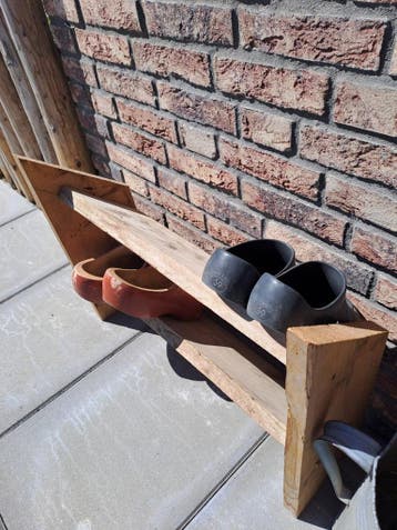Gratis houten klompenrek schoenenrek