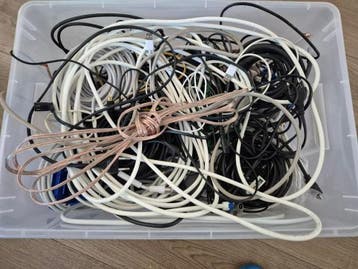 Grote doos met diverse kabels (audio, video, data)