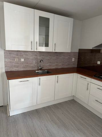 Gratis complete witte hoekkeuken met apparatuur