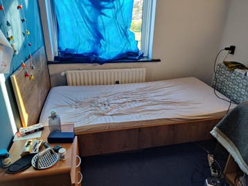 Eenpersoonsbed met houten frame