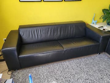 gratis af te halen goed zittende zwarte leren banken