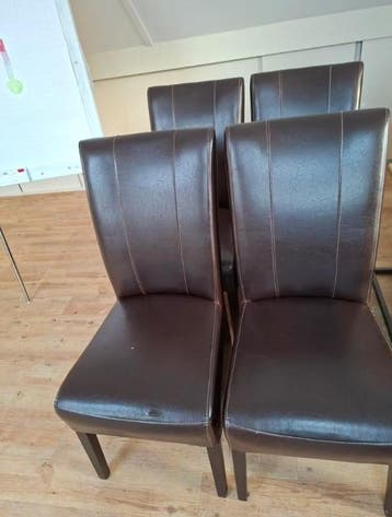 4 nette stoelen gratis op te halen in Dronten