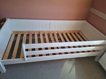 Wit bed met uitvalhekje - ideaal voor kinderkamer