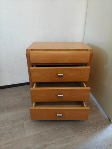 Nachtkastje met 4 lades - Gebruikt maar functioneel