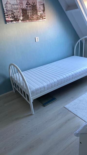 Stalen bed.90x200cm. Wit. Met matras zgan!