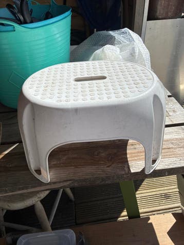 Opstap krukje wit plastic gebruikt gratis af te halen