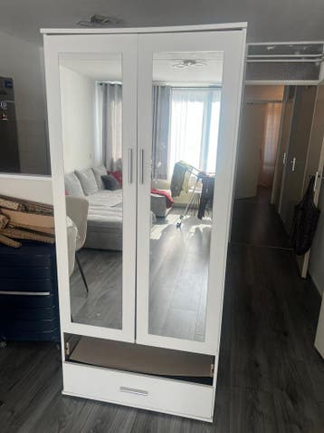 Witte kledingkast met spiegeldeuren en lade