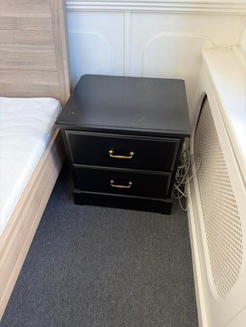 Zwart nachtkastje met twee lades - Gratis af te halen
