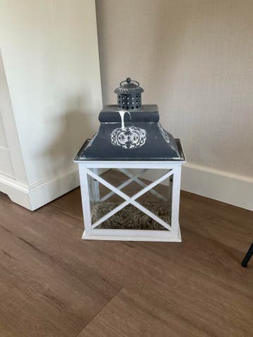Decoratieve lantaarn met wat verfsporen