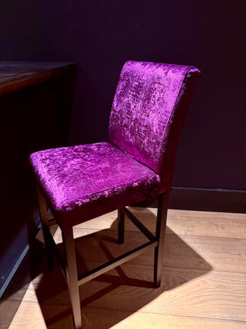 4 paarse barkrukken gratis af te halen. Moet deze week weg