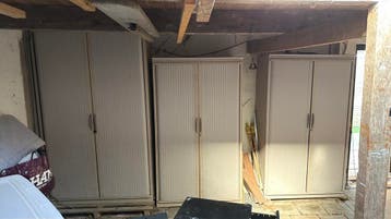 Gratis: 3 stevige stalen kasten met roldeuren en planken