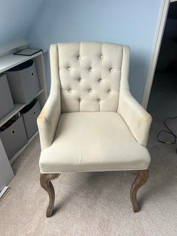 Gratis stoel - Crèmekleurige fauteuil met knopen
