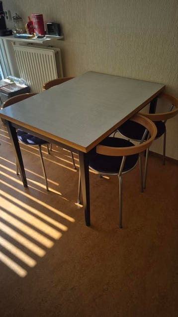 Retro eettafel met 4 stoelen - Gratis af te halen!