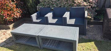 Gratis loungeset met 3 stoelen en 2 tafels