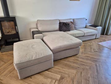 GRATIS lichtgrijze Kivik bank met chaise longue en hocker