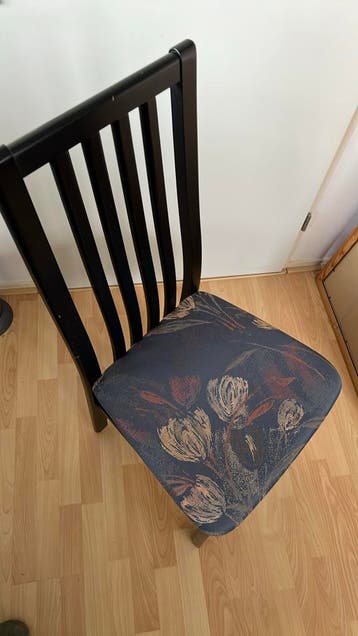 Gratis: 2 houten stoelen met gestoffeerde zitting