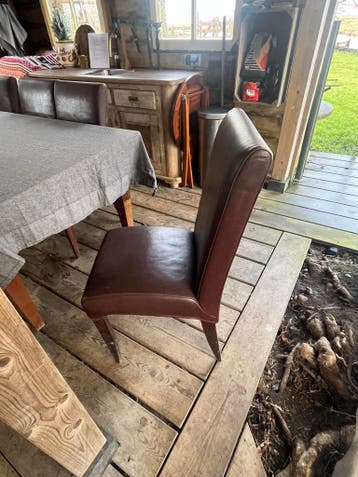 8 bruine lederen stoelen - gratis af te halen in Schermerhor