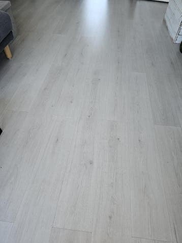 Gratis laminaat wit met grijze houtnerf (ca. 23 m2)