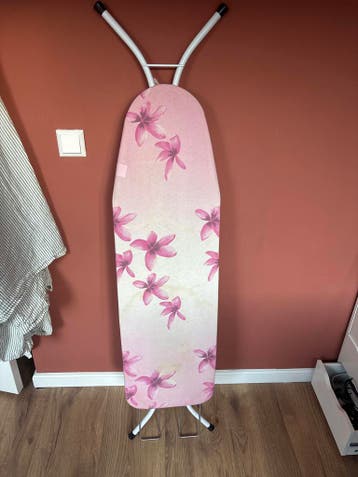 Gebruikte strijkplank met bloemenprint. T.e.a.b.