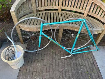 Klassieke Peugeot racefiets in onderdelen gratis af te halen