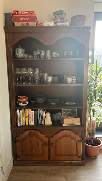 Houten servieskast (gratis af te halen)