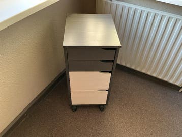 Nachtkastje 2 stuks gratis af te halen