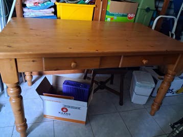 Gratis afhalen grenen tafel met lades in Venray