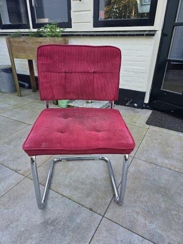 Buisframe stoelen met rode ribstof (én vlekken dus gratis)