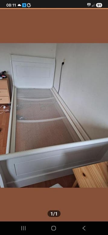 Wit eenpersoonsbed met lattenbodem