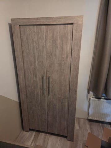 Kledingkast met 2 deuren en planken