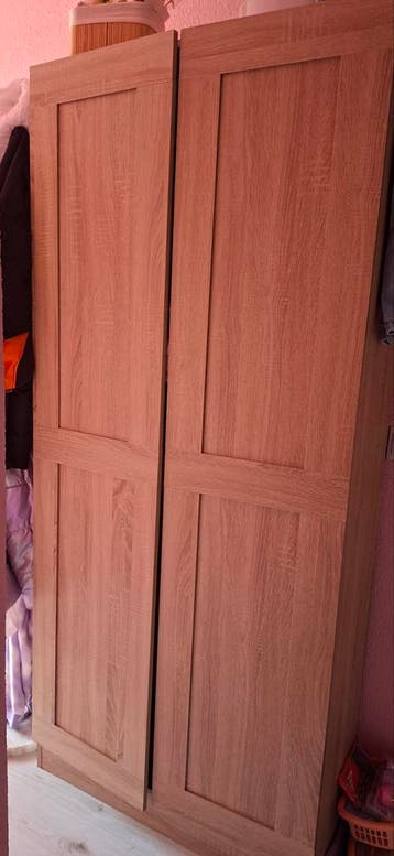 Houten kledingkast met twee deuren en planken