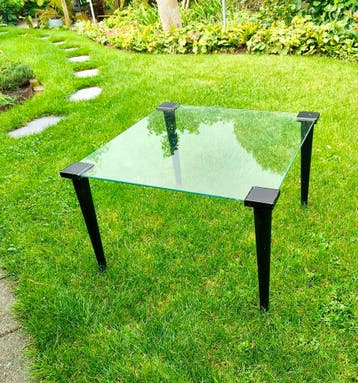 Glazen bijzettafel met zwarte pootjes